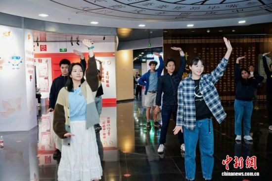 交流团参观广东中医药博物馆。广州中医药大学供图