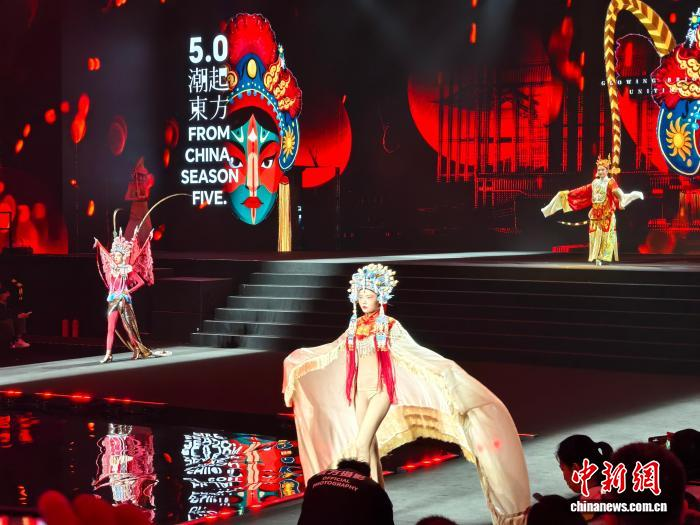 3月18日，第五届潮汕国际纺织服装博览会在汕头开幕。图为开幕秀。　林大森