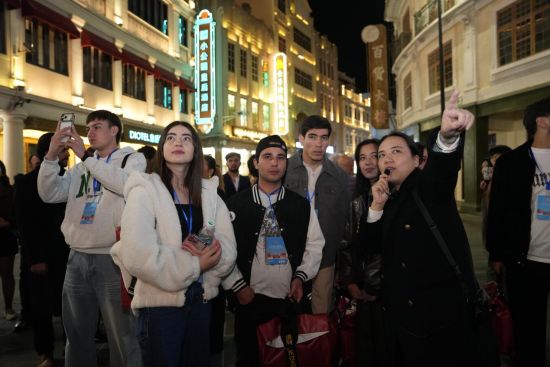 外国游客夜游汕头小公园。