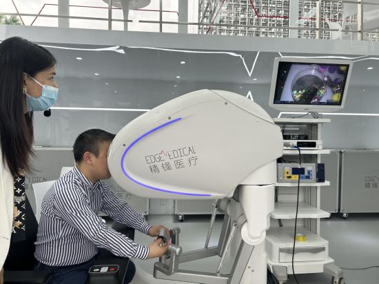 拥有自主知识产权的深圳精锋医疗国产手术机器人。李荣华摄