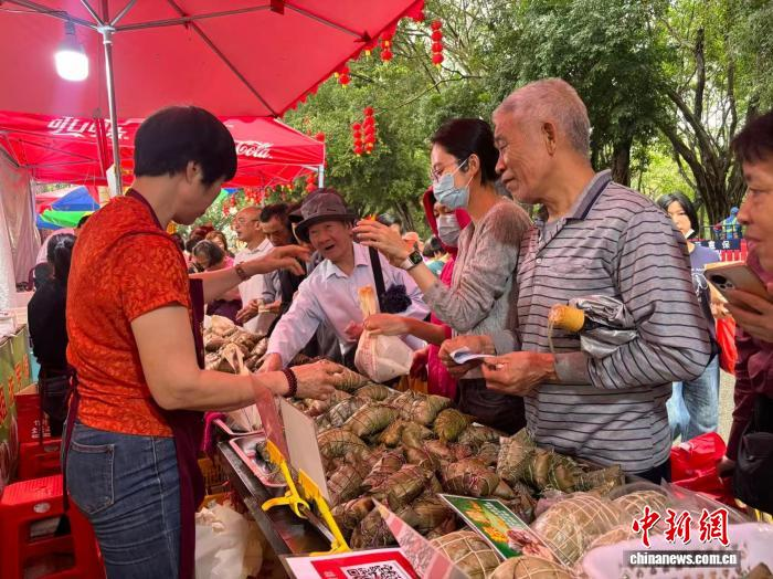 3月31日，波罗粽吸引游客选购。　中新社记者