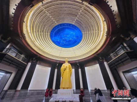 图为医圣文化园内的张仲景塑像。王佳宁 摄