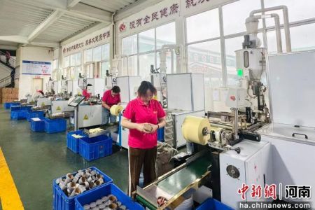 图为药益宝公司内正在运转的生产线。王佳宁 摄