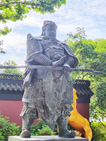 身披盔甲的钱王