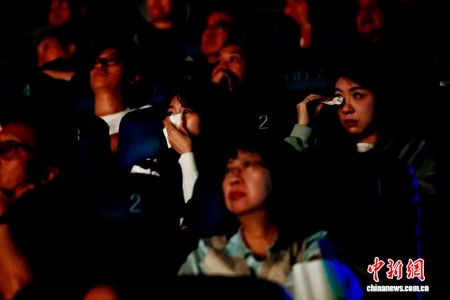 在电影《给阿嬷的情书》放映现场，观众们沉浸在影片的情感中，有些观众用纸巾擦拭眼泪。钟锐钧 摄