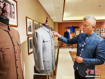 4月18日，陈福星在工坊内向记者介绍中山装的文化含义。中新社记者 郭军 摄