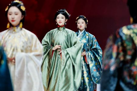 6月10日，2026大湾区(广州)国际服装及时尚生活展览会“超级联展”在广州广交会展馆开幕，现场举行了时尚服装秀。(广州时尚展组委会供图)