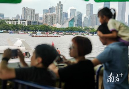 珠江南岸现场观众众多。