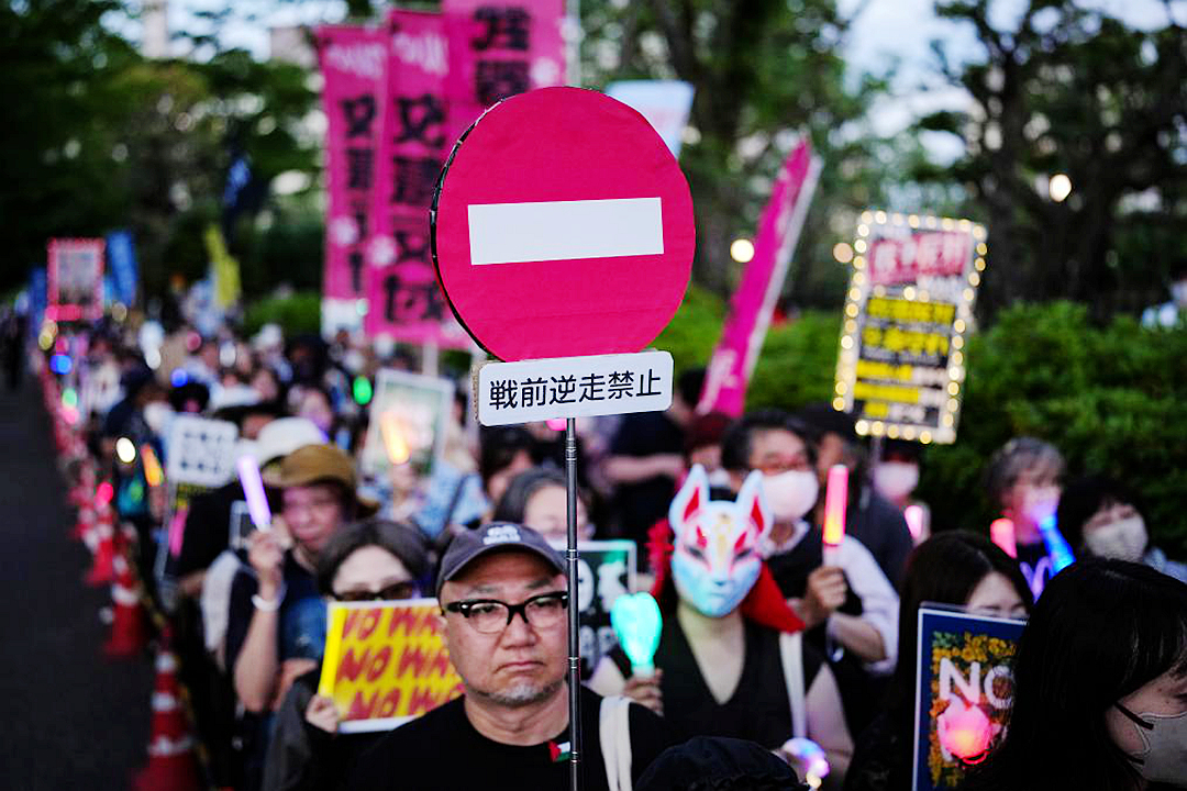 针对日本高市早苗政府的修宪企图以及一系列扩军备武动向，日本民众5月19日傍晚在位于东京的国会议事堂前举行集会，抗议高市政府破坏和平宪法。（新华社记者