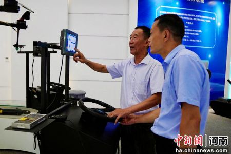 图为国家农机装备中心内智能化农机展示。 范晓恒 摄