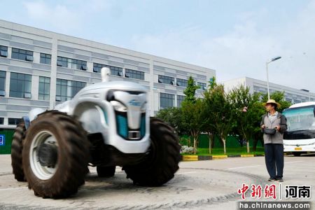 图为国家农机装备中心农机展示。 范晓恒 摄