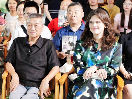 ▲6月27日，林诗安与作家陈建功(左)和现场观众合影留念。孙晨慧 摄