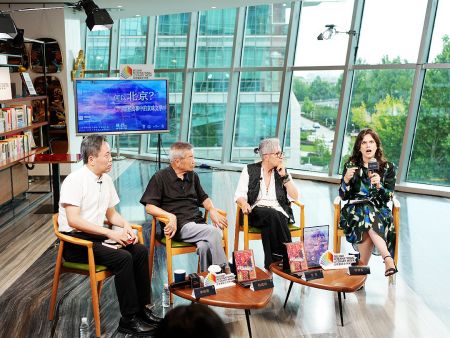 ▲6月27日，林诗安在分享会与现场嘉宾分享文学里的北京烟火、人情记忆与跨越语言的城市故事。孙晨慧 摄
