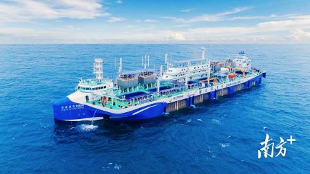 在深远海进行养殖作业的“湛江湾1号”。 吴东俊 摄