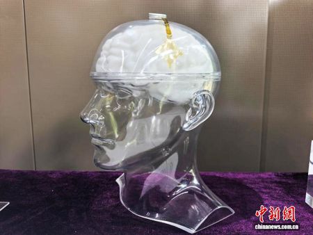 7月4日，广东深圳，深圳市脑思科技有限公司展示的脑机接口产品。　中新社记者 张璐 摄