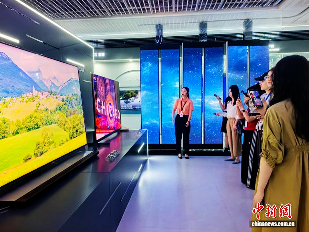 7月1日，广东惠州，TCL实业控股股份有限公司展出的电视。中新社记者张璐摄