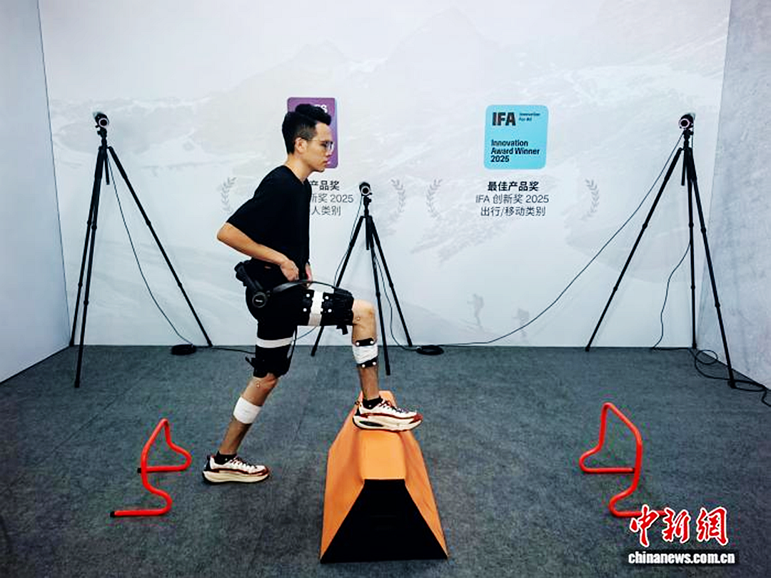 图为工作人员采集穿戴外骨骼的运动数据。　中新网记者