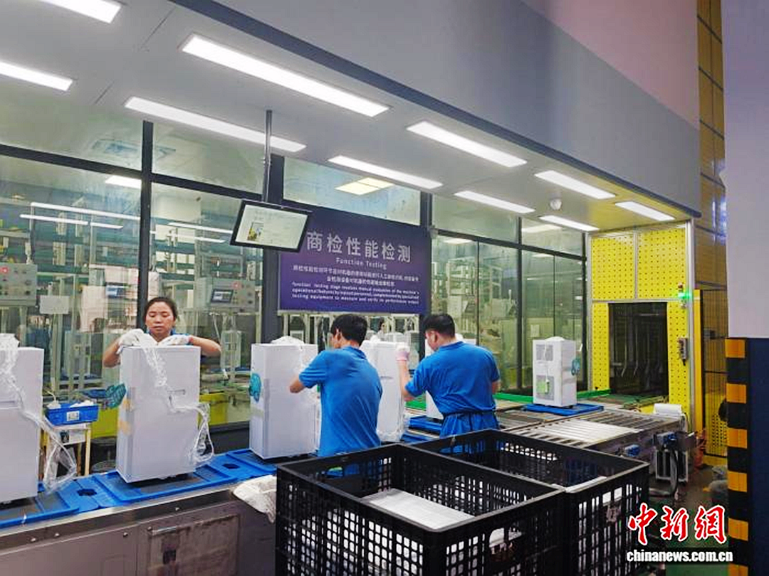 7月7日，江门市宝士制冷电器有限公司工作人员在工厂生产销往欧洲的移动空调。(受访者