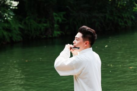 (竹笛演奏家丁晓逵在张家界天子山演绎《浮光》)
