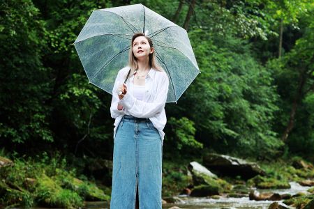 (俄罗斯歌手卡捷琳娜ARCHAKOVA YEKATERINA在张家界金鞭溪演唱歌曲《念念相忘》)