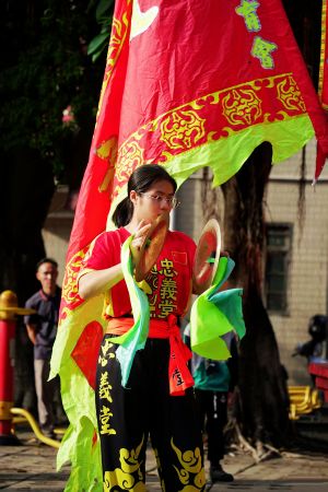 15岁的尹悦不仅能打镲，也能担纲狮头表演。受访者供图