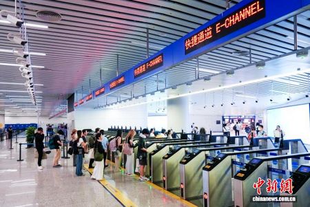 白云机场口岸入境旅客有序经快捷通道快速通关。白云边检站 供图