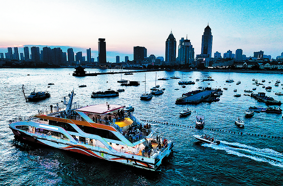 夜游青岛湾，游船自栈桥码头启航。王