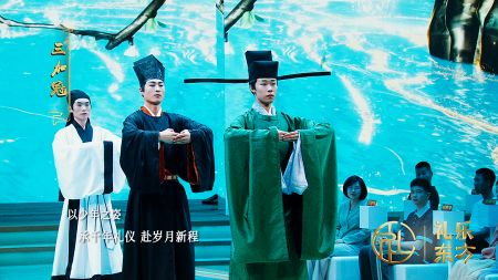 (《冠礼明志》现场秀演展现“三加冠”仪式) (《冠礼明志》现场秀演展现“三加冠”仪式)