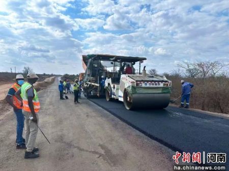 图为目前在建的莫桑比克太特道路修复项目。 河南国际供图