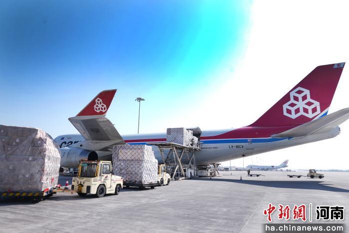 图为卢森堡货航货机在郑州机场装卸货物。中豫航空供图