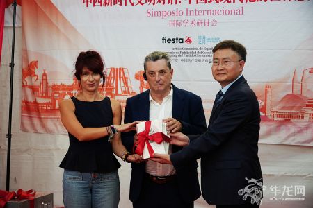 活动现场赠书仪式 。第1眼TV-华龙网记者 张雅萍 摄