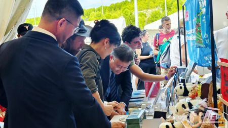 现场集章打卡活动人气颇高，中外嘉宾在方寸印章间感受互动乐趣、增进文化交流。第1眼TV-华龙网记者 张雅萍 摄