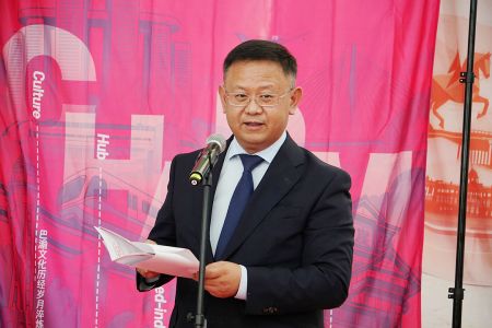 中国驻西班牙大使馆公使屈浔致辞，他表示重庆是一个展示中国式现代化澎湃进程和万千气象的可进入、可观察、可对话的重要入口。张雅萍 摄