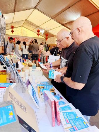琳琅满目的特色文创产品吸引中外嘉宾驻足挑选，现场交流气氛热烈。张雅萍 摄