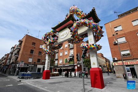 这是10月1日在西班牙马德里乌塞拉区拍摄的中国牌坊。新华社记者 程敏 摄