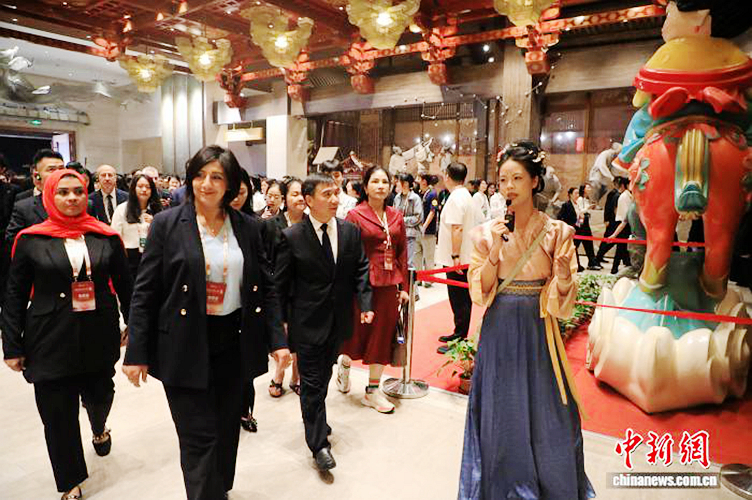 10月9日晚，河南洛阳，“2026世界市长对话·洛阳”和第七届世界古都论坛在隋唐洛阳城应天门举行入城仪式，用盛唐礼迎海内外嘉宾。邓小强
