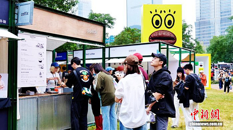 10月19日，在第十一届陆家嘴国际咖啡文化季上，咖啡爱好者正在排队“打卡”。狄权
