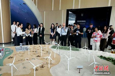 9月4日，外媒嘉宾参观位于广东省中山市的明阳智慧能源集团展厅。中新社记者 程景伟 摄
