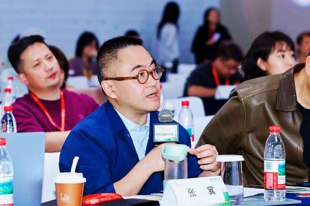 评审团主席，编剧/导演张冀