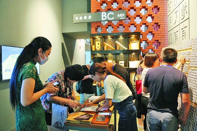 参观者在体验活字印刷。