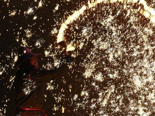 2月10日，在河北省蔚县暖泉镇，民间艺人表演“打树花”。(新华社记者