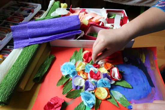 配图4:用手揉纸制作出彩色花瓣，点缀画作