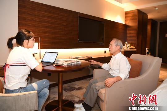 图为9月10日,作为中国通信社董事长,受邀前来福州参加第九届世界华文传媒论坛的薛永祥接受中新社记者采访。 张斌 摄