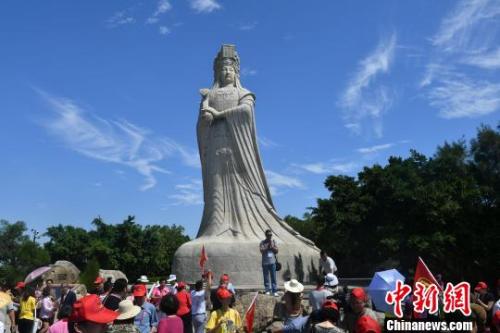 9月14日,出席第九届世界华文传媒论坛的部分嘉宾参访“妈祖故里”--福建莆田市湄洲岛,了解妈祖文化。吕明