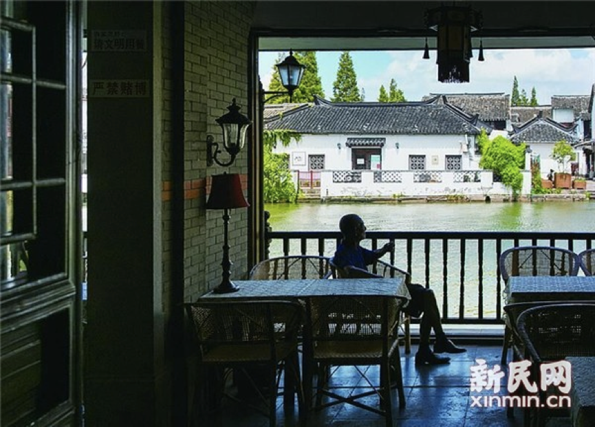 图说:江南第一茶楼下老人正在小憩。来源:李铭珅