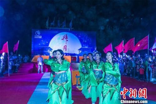 资料图:敦煌月牙泉小镇拜月活动现场。 王斌银