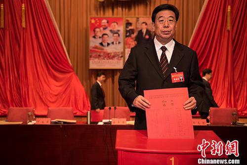 资料图:中共西藏自治区党委书记吴英杰投票选举西藏自治区出席党的十九大代表。