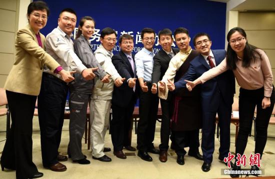 10月9日，国新办在北京举行中外记者见面会。9位来自基层的中国共产党年轻党员代表与中外记者见面，并答记者问。中新社记者
