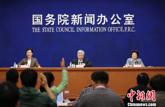 10月10日,国务院新闻办公室举行新闻发布会,国务院扶贫办主任刘永富,国务院扶贫办综合司司长、新闻发言人苏国霞介绍党的十八大以来脱贫攻坚进展成就,并答记者问。中新社记者