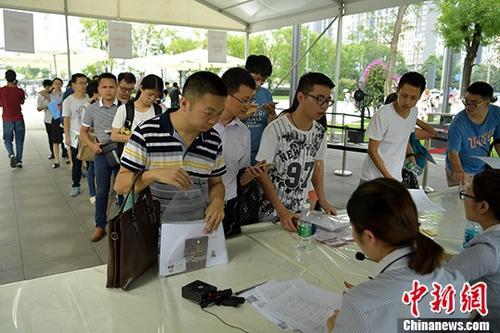 资料图：成都天府新区等一些政务服务中心申请、等待办理落户手续的民众排起长队等待办理。